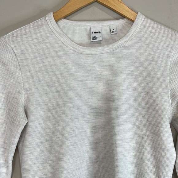 TNA Aritzia Light Gray Fitted Crop T-Shirt Waffle Knit Crewneck Leisure Size S - Picture 3 of 11